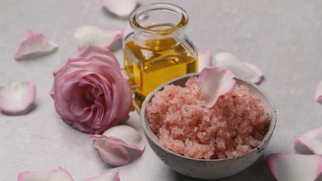 En la medicina persa utilizaban el aceite de rosa como antiinflamatorio y analgésico.