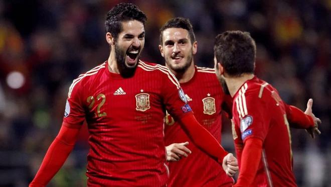 Isco y Koke celebran un gol con España (Foto: EFE).