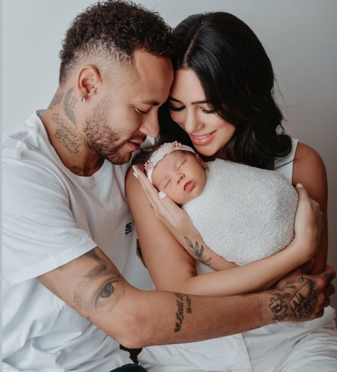 Neymar junto a Mavie, su hija recién nacia, y la madre de la pequeña (@njoutcontext)
