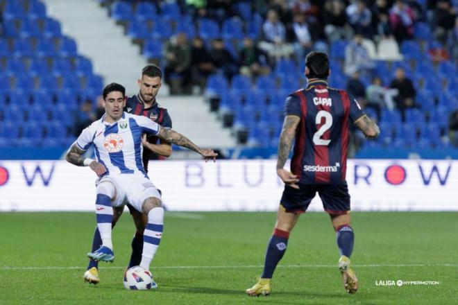 Sergio Postigo trata de robar un balón en el partido entre el Leganés y el Levante en Butarque. (Foto: LALIGA)