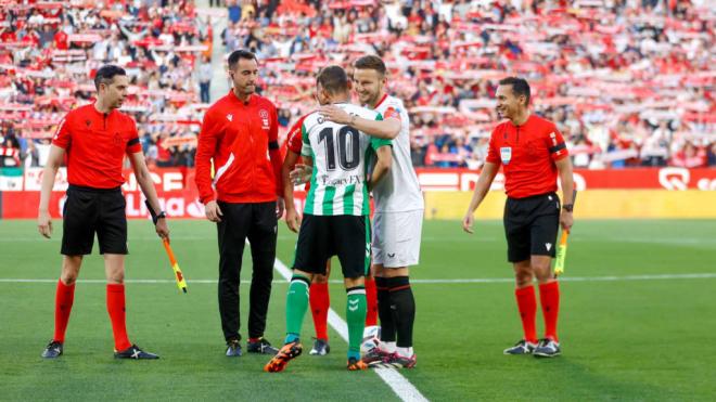 Sergio Canales e Ivan Rakitic saludándose antes del derbi. (Fuente: Cordon Press)
