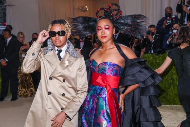 Cordae Amari Dunston y Naomi Osaka caminando por la alfombra roja en la Gala del Instituto de Vestuario del Museo Metropolitano de Arte 2021 Foto: Cordon Press.