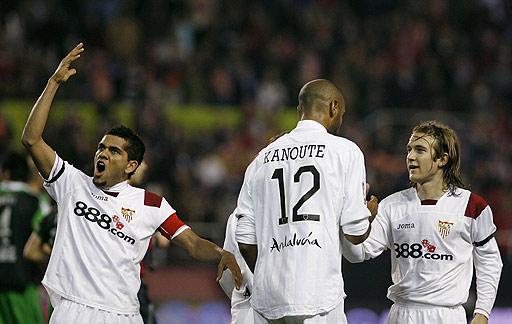 Capel, celebrando un gol con Kanouté y Luis Fabiano (Foto: EFE).