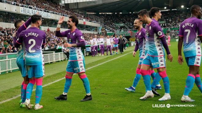 Los jugadores del Valladolid celebran el gol de Anuar al Racing.