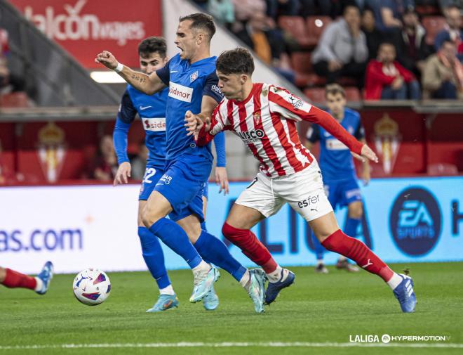 Nacho Méndez en un lance del Sporting - Amorebieta (Foto: LALIGA).