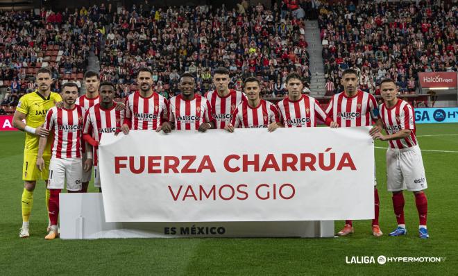 Once inicial del Sporting posando con una pancarta de apoyo a Zarfino (Foto: LALIGA).