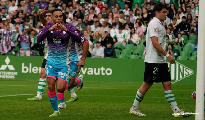 Anuar celebra su gol con el Pucela (Foto: LALIGA Hypermotion).