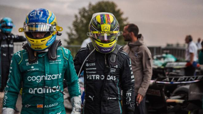 Fernando Alonso y Lewis Hamilton, durante este 2023 (Foto: Cordon Press).