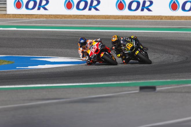 Luca Marini y Marc Márquez, en el GP de Tailandia (Foto: Cordon Press).