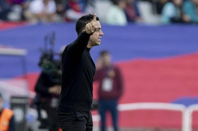 Xavi Hernández da indicaciones durante el Barça-Alavés (Foto: Cordon Press).