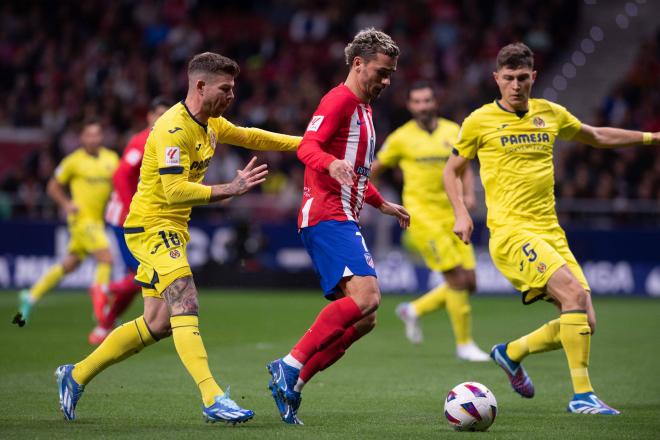 Griezmann mantiene el esférico durante el Atlético-Villarreal. (Foto: Cordon Press).