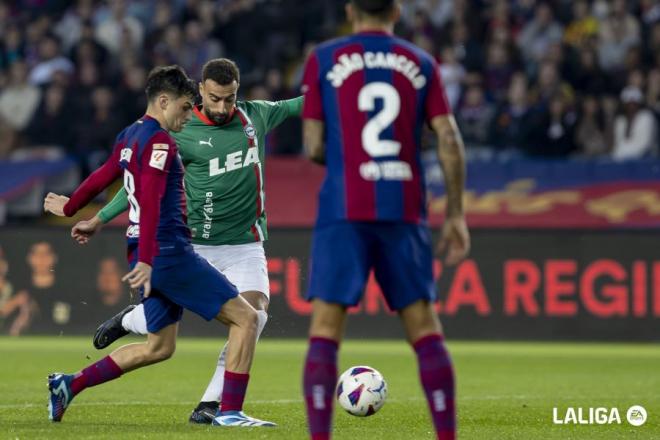 Pedri lucha por un balón durante el Barcelona-Alavés. (Fuente: LALIGA).