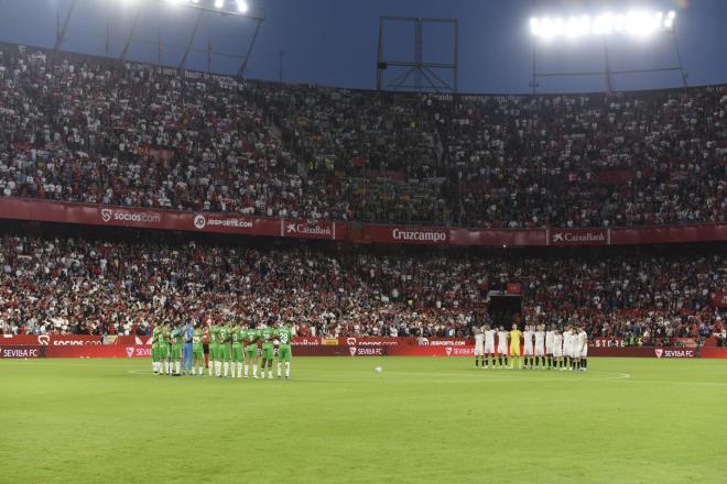 La afición del Betis, en la zona visitante, durante el minuto de silencio previo al Sevilla-Betis (Foto: Kiko Hurtado).
