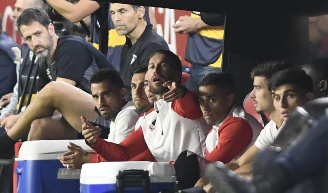 Sergio Ramos, durante el derbi, en el banquillo del Sevilla FC.