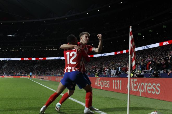 Samuel Lino del y Pablo Barrios celebran un gol durante el partido de La Liga 2023/24. Foto: Cordon Press.