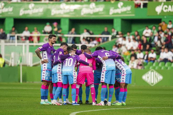 Los jugadores del Real Valladolid se juntan antes del partido frente al Racing de Santander. 