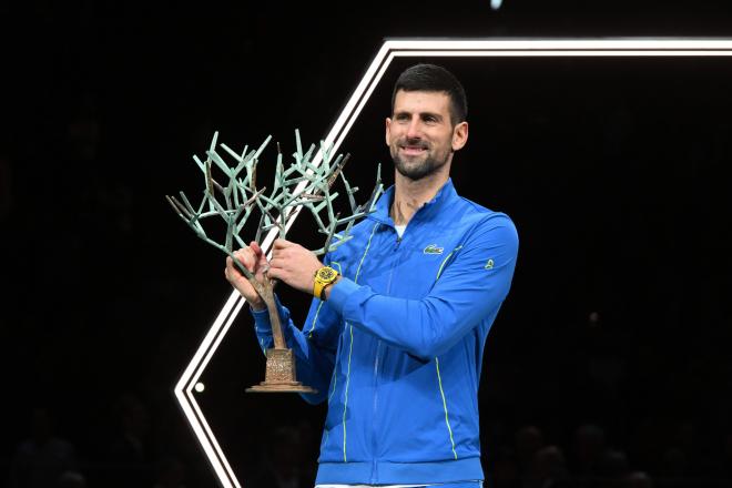 Novak Djokovic posa con el trofeo del Masters de París (Foto: Cordon Press).