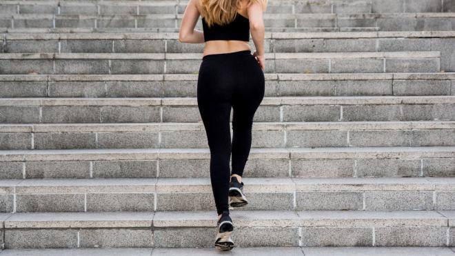 Subir y bajar escaleras ayuda a mejorar el rendimiento físico.