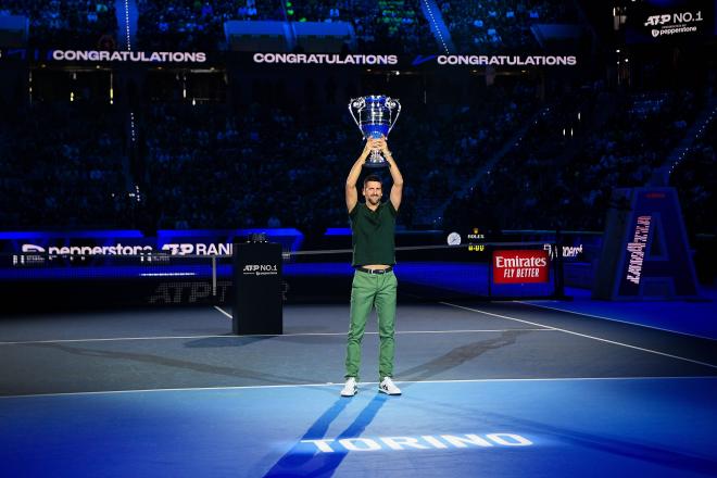 Djokovic levanta el trofeo a mejor jugador del año. (Foto: Cordon Press)