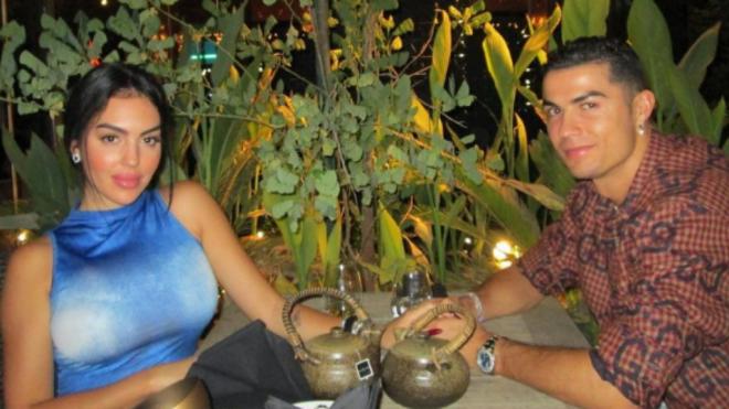 Cristiano Ronaldo y eorgina Rodríguez en un restaurante (@georginagio)