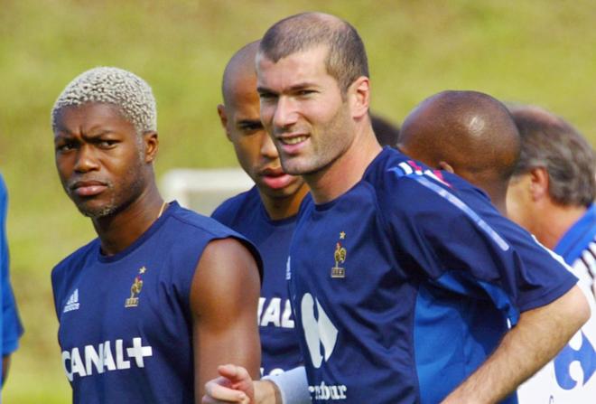 Djibril Cissé y Zinedine Zidane, en un entrenamiento con Francia.