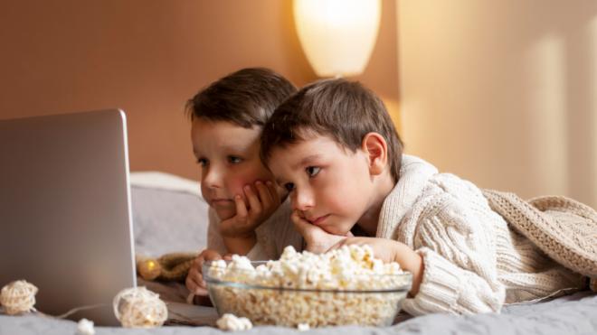 Está demostrado que mientras los niños ven la tele comen más que cuando hacen otra actividad.
