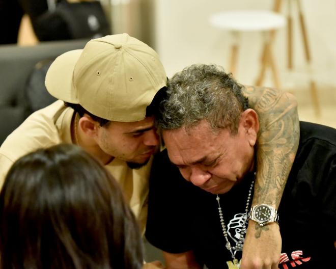 Luis Díaz, llorando con su padre (Foto: FCF).