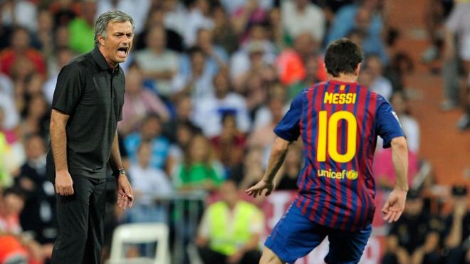 José Mourinho y Leo Messi, durante un Clásico.