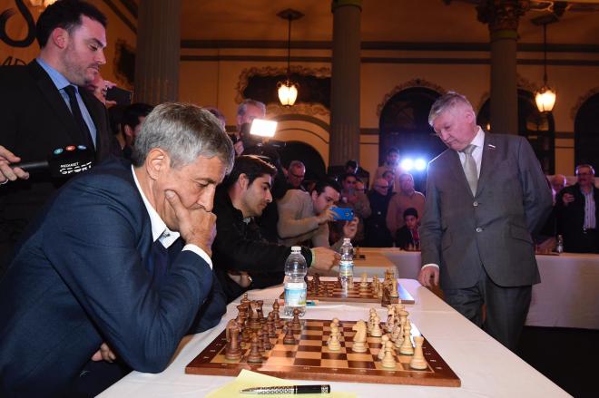 Quique Setién, en una partida de ajedrez con Karpov organizada por ElDesmarque (Foto: Kiko Hurtado