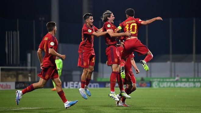 Yarek Gasiorowski marca un hat-trick con España sub 19 (Foto: sefutbol).
