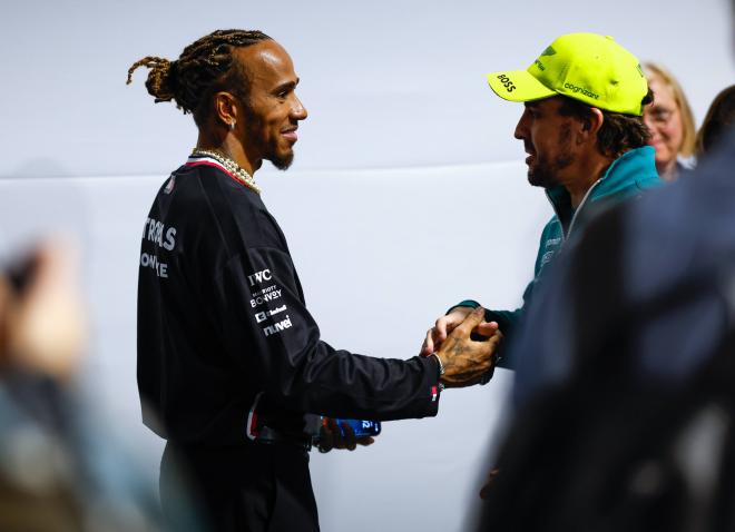 Lewis Hamilton y Fernando Alonso, en el GP de Las Vegas (Foto: Cordon Press).