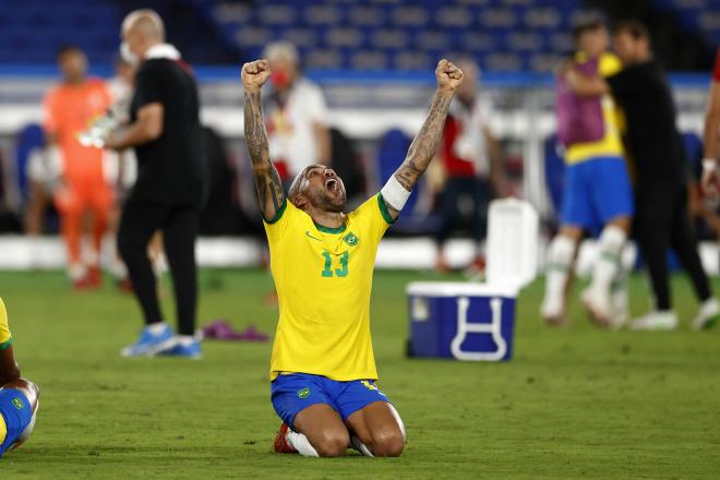 Dani Alves celebrando durante un partido con Brasil. Foto: Cordon Press.