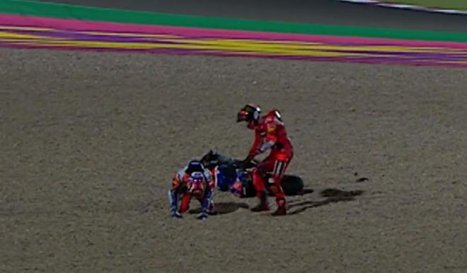Bagnaia tira al suelo a Jorge Martín en Qatar 2022 (Fuente: @MotoGP)