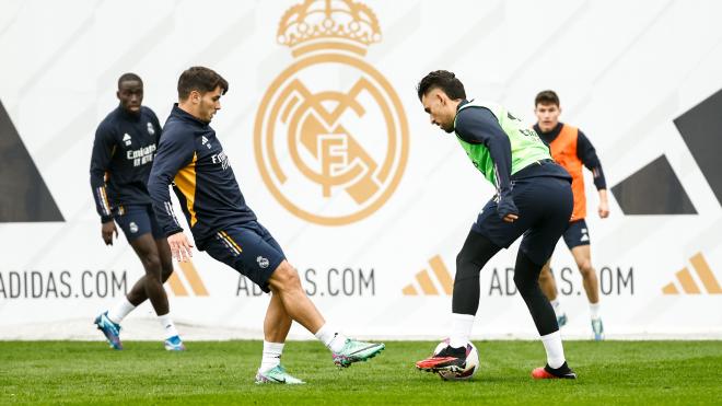 Brahim Díaz, ante Dani Ceballos en una sesión del Real Madrid (Foto: RM).