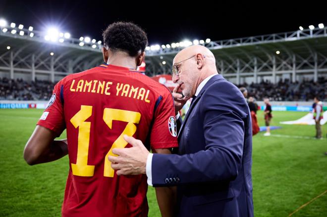 Lamine Yamal y Luis de la Fuente, en el Chipre-España (Foto: SeFutbol).