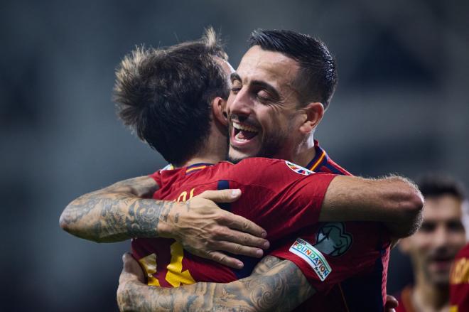 Mikel Oyarzabal y Joselu celebran un gol en el Chipre-España (Foto: SeFutbol).