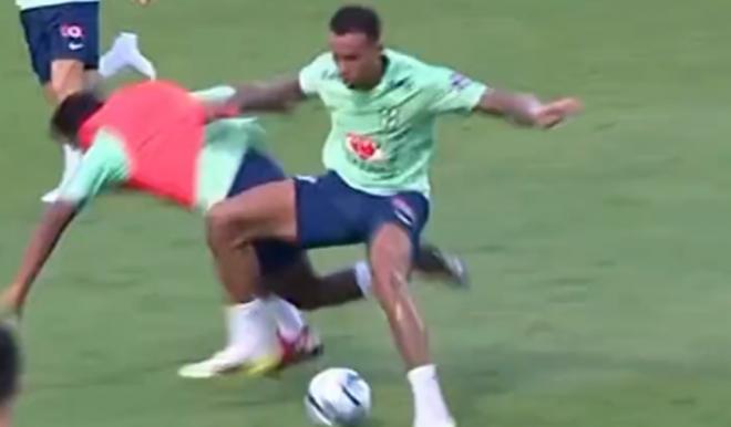 Endrick disputando un balón en su primer entrenamiento con Brasil (Fuente: @ctmartinelli