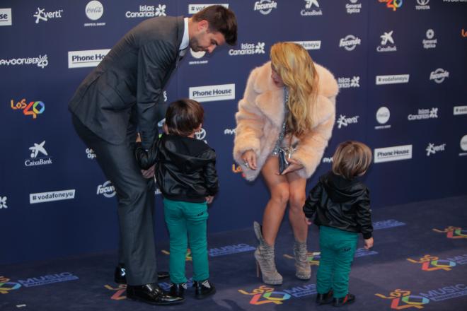 Shakira, Piqué y sus hijos en la gala de LOS40 Principales de 2016 (Cordon Press)