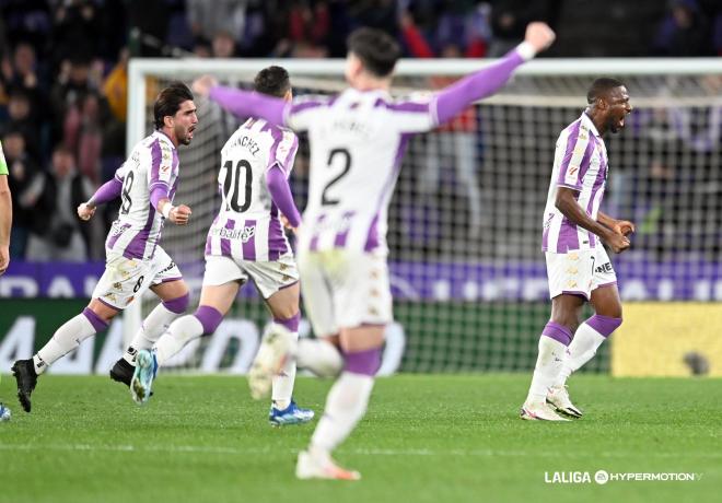 Los jugadores del Valladolid celebran el gol de Sylla al Leganés (Foto: LALIGA).