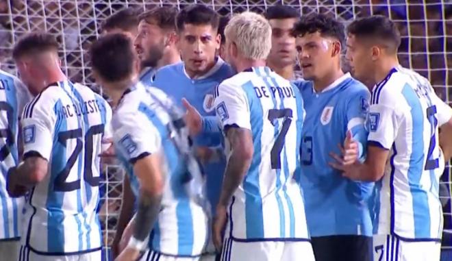 Enfrentamiento Argentina vs Uruguay (Fuente: @MovistarFutbol)