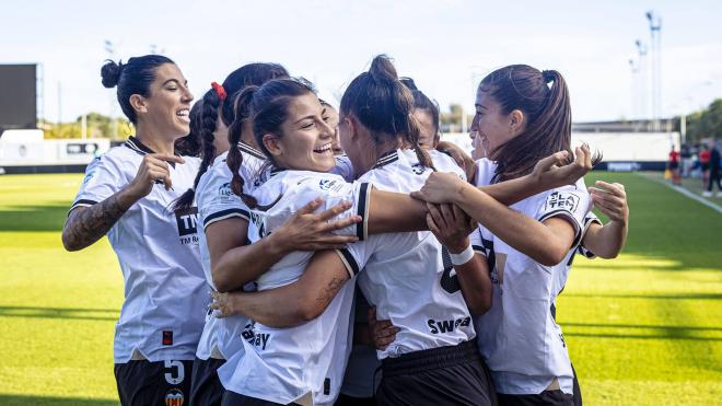 El VCF Femenino celebra un gol en el Puchades (Foto: Valencia CF).