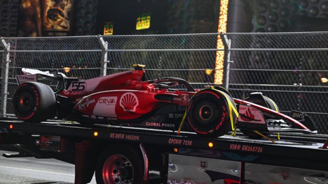 El Ferrari de Carlos Sainz, dañado tras golpear contra una alcantarilla (Foto: Cordon Press).