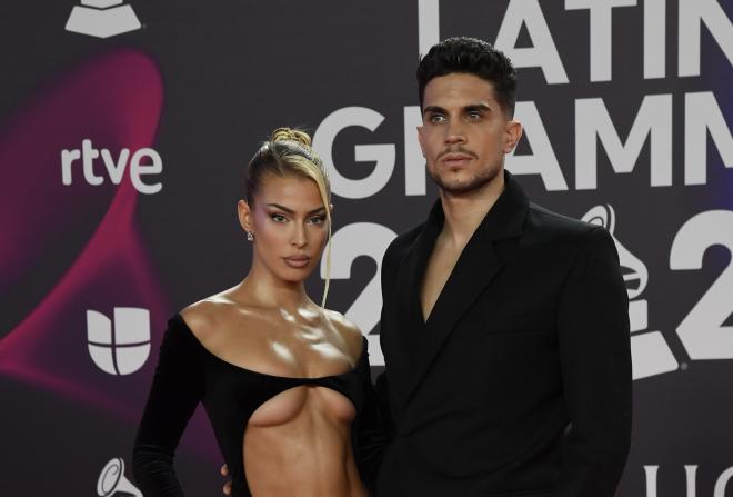 Marc Bartra y Jessica Goicoechea en la alfombra roja de los Latin Grammy 2023 (Cordon Press)