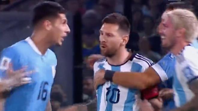Pelea en el Argentina vs Uruguay (Fuente: @FutbolDestrangi)