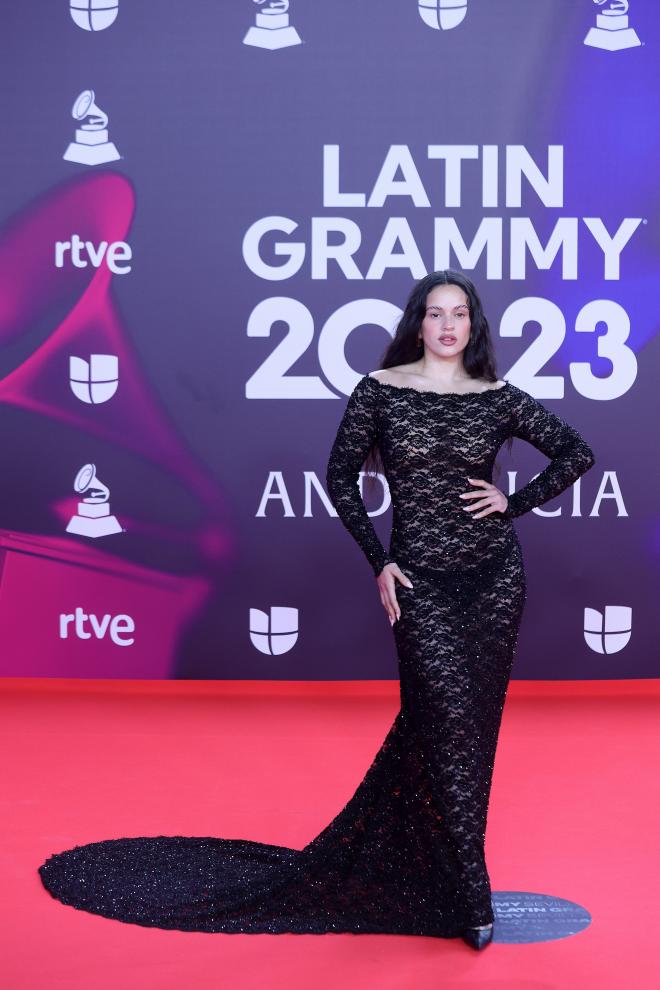 Rosalía posando en la alfombra rojo de los Grammy (Cordon Press)