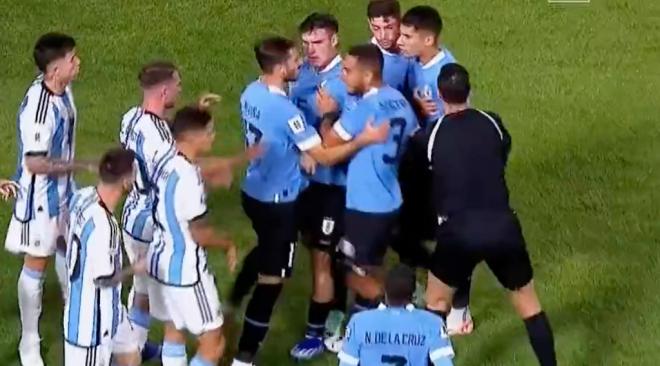 Tángana en el Argentina vs Uruguay (Fuente: @FutbolDestrangi)