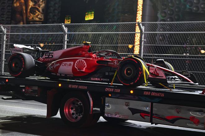 Una alcantarilla golpea a Carlos Sainz y casi a Fernando Alonso: el GP de Las Vegas empieza acciden