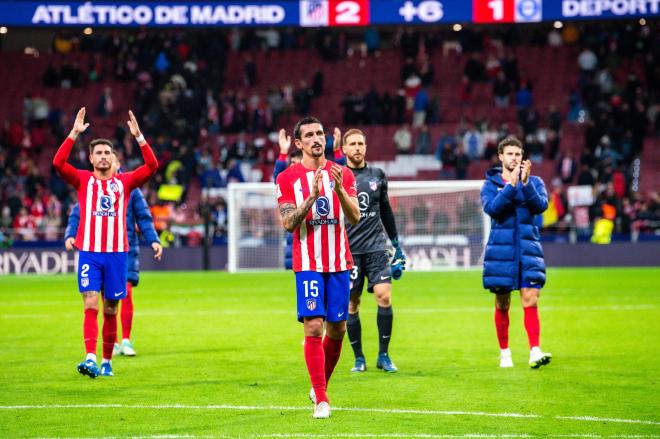 Stefan Savic aplaudiendo en el Metropolitano tras el Atlético-Alavés (Foto: Cordon Press).