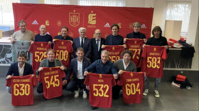 Exfutbolistas de la selección española reciben su Dorsal de Leyenda.