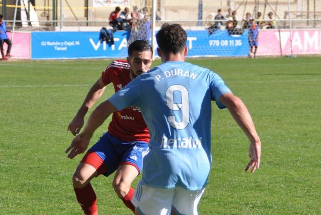 Pablo Durán ante un rival (Foto: CD Teruel).